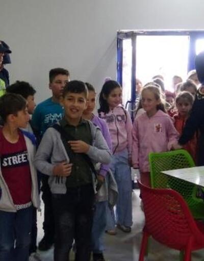 Jandarma köy okullarındaki öğrencileri sinemaya götürdü