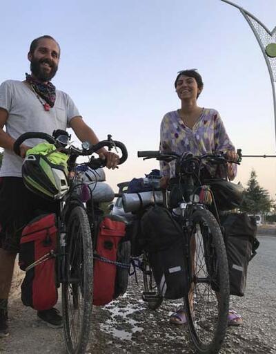İzmir'den bisikletle Türkiye turuna çıkan çift, günde 60 TL harcayarak Mardin'e ulaştı