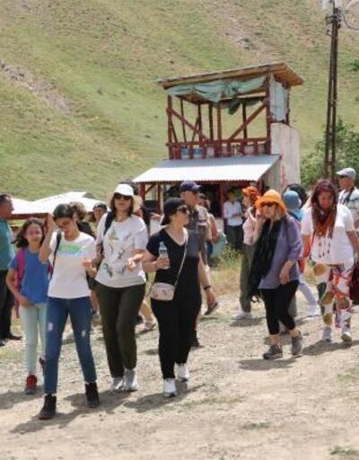 Yüksekova'ya gezi düzenleyen yerli turistler, ilçenin dağlarına çıktı