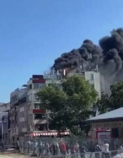 Bakırköy'de iş hanının çatısında yangın