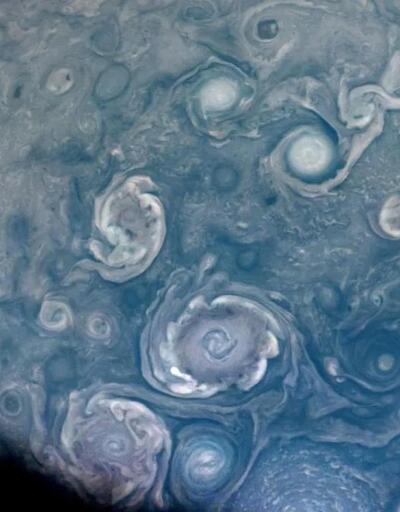 NASA, Jüpiter'de çıkan dev girdapları görüntüledi