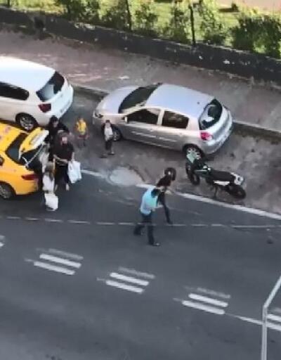 Taksi şoförüyle motosiklet sürücüsü arasında tekmeli yumruklu kavga 