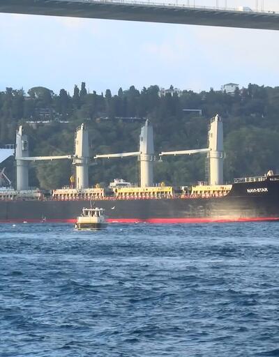 Tahıl yüklü gemi 'Navıstar' İstanbul Boğazı'ndan geçti