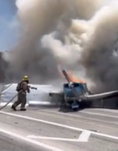 ABD'de uçak otoyola düştü: Pilot ve yolcu yara almadan kurtuldu