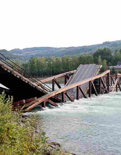 Norveç'te ahşap köprü çöktü, araç nehre düştü