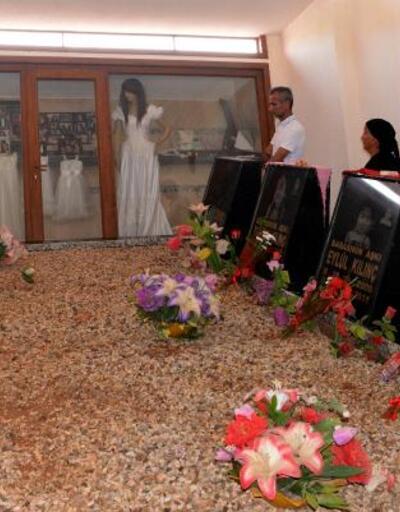 11 yıl önce ölen eşi ve 3 çocuğunun mezarlarını müzeye çevirdi