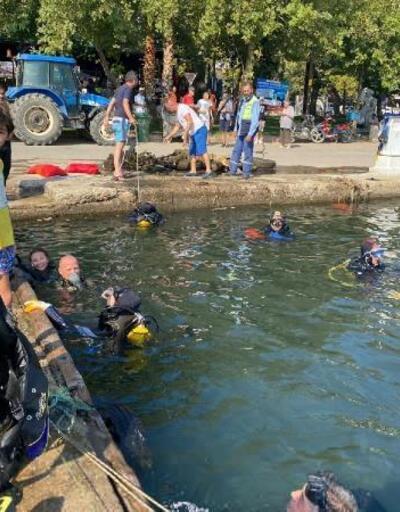 Erdek Limanı’nda denizaltı dip temizliği; denizden plastik sandalye ile yangın tüpü çıktı