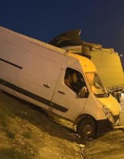 Silivri'de 2 TIR ve 1 minibüsün karıştığı kaza: 2 yaralı