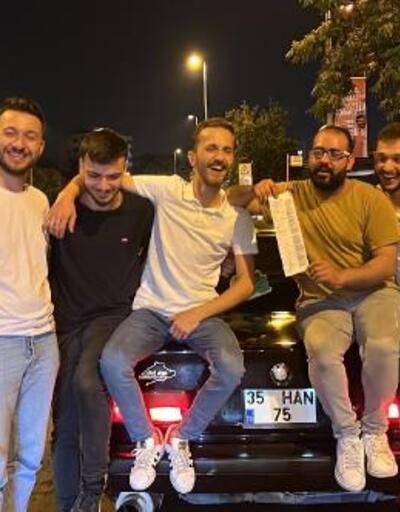 Kadıköy’de trafik denetimi: Ceza yiyip otomobil önünde poz verdiler