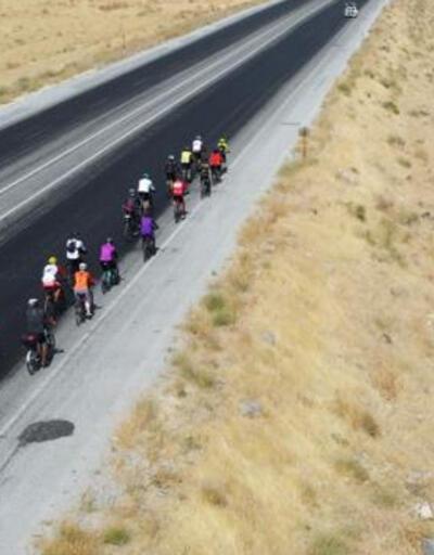 İranlı bisikletçiler Van Gölü için pedal çevirdi