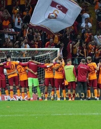 Galatasaray galibiyeti taraftarıyla kutladı