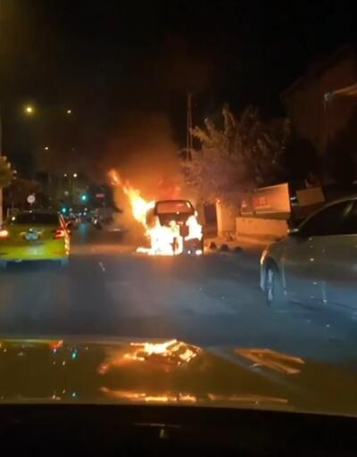 Gaziosmanpaşa'da park halindeki araç alev alev yandı