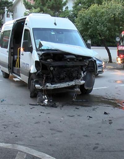 Kadıköy’de işçileri taşıyan iki servis minibüsü çarpıştı
