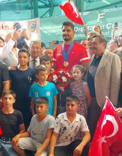 Dünya şampiyonu Taha Akgül'e Ankara'da coşkulu karşılama