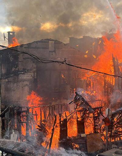 Son dakika... Beykoz'da ahşap bina alev alev yanıyor