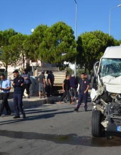 Tur minibüsüyle kamyon çarpıştı: 2 yaralı