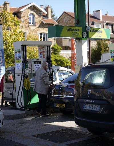 Fransa'da rafineri grevi: Yakıt stoku yasaklandı, benzin istasyonlarında uzun kuyruklar oluştu