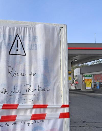 Fransa'da greve devam kararı: Birçok istasyonda benzin tükendi