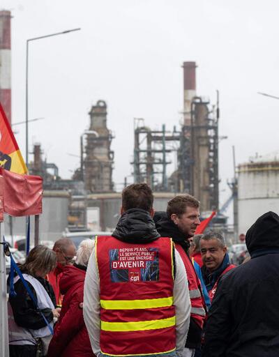 Fransa’da grev dalgası yayılıyor: Kamu çalışanları da iş bıraktı 