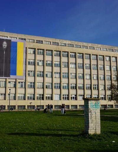 Çekya'da bakanlık binasına Putin'in ceset torbasında fotoğrafı asıldı
