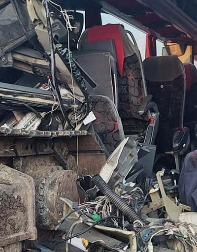 Yolcu otobüsü tıra çarptı: 3 ölü, 8 yaralı