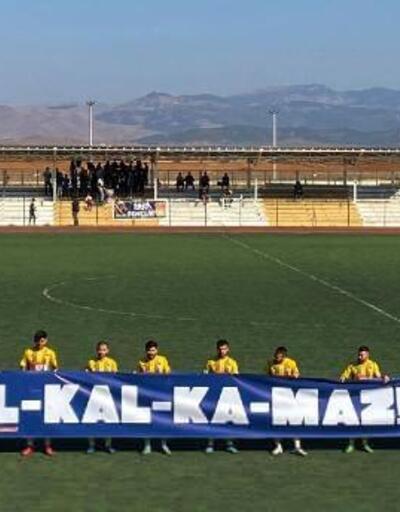 Futbolcular sahaya 'Kadına el kalkamaz 'pankartı ile çıktı