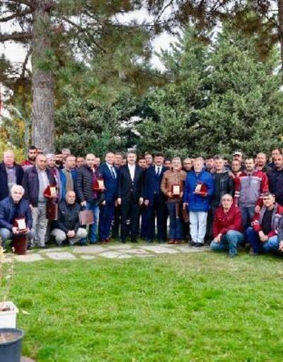 Başkan Eroğlu'ndan emekli personele plaket