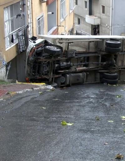 Beyoğlu'nda yokuş aşağı kayan kamyon binaya çarptı