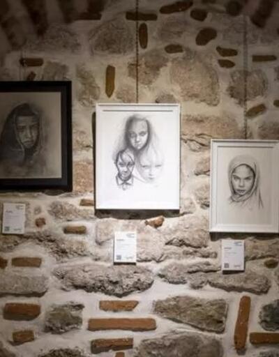 Sanatçı Ayşe Betil'in ilk kişisel sergisi 'Ellerimde İnsan Lekeleri' yoğun ilgi gördü
