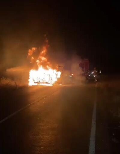 Arnavutköy'de servis minibüsü alev alev yandı