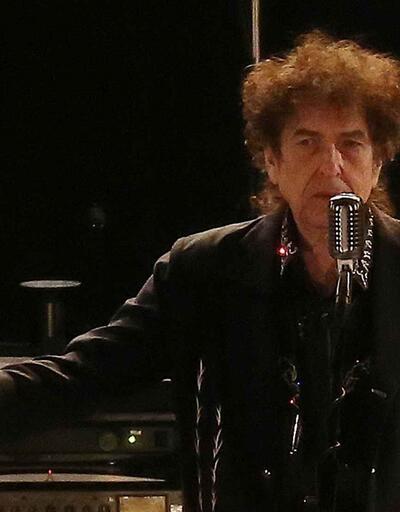 B﻿ob Dylan kitabında makine baskısı imza kullandığı için özür diledi
