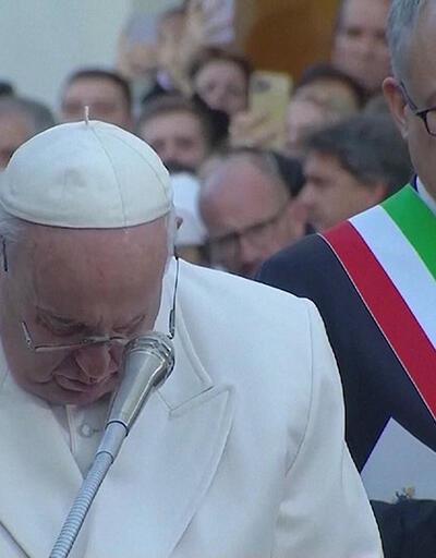 Papa Francis gözyaşlarına boğuldu