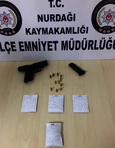 Gaziantep'te kovalamaca sonucu yakalanan araçta uyuşturucu ve silah çıktı 4 gözaltı