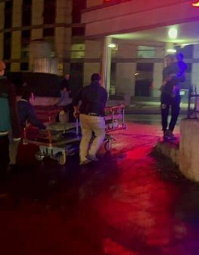 Hastanenin önünde kazada yaralanan kadını sedye ile taşıdılar