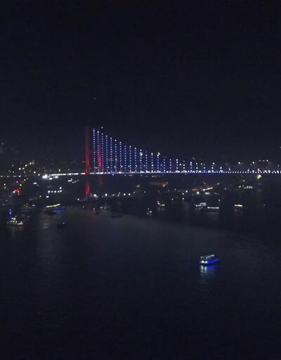 Yeni yıla girerken İstanbul Boğazı'nda havai fişek gösterisi 