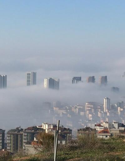 İstanbul'da gökdelenler sis bulutları arasında kayboldu 