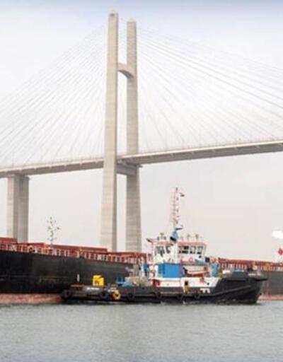 Süveyş Kanalı’nda karaya oturan gemi kurtarıldı