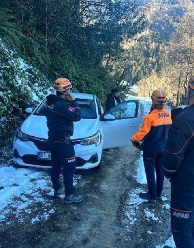 Karda araçları ile mahsur kalan turist çift, kurtarıldı