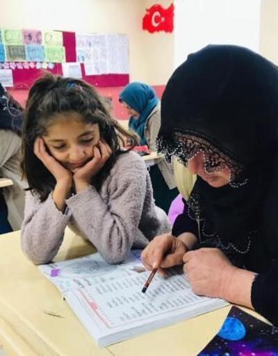 Mardin’de  ‘Köy Yaşam Merkezi’nde kadınlar, çocuklarıyla okuma yazma öğreniyor