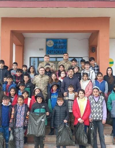 Jandarma, Ağrı'da 8 köyde 225 çocuğu sevindirdi