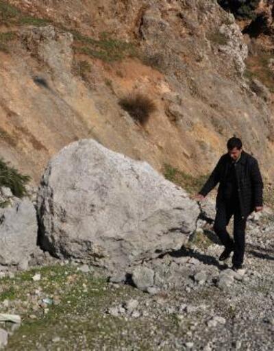 Gaziantep'te yola düşen kaya parçası korkuttu