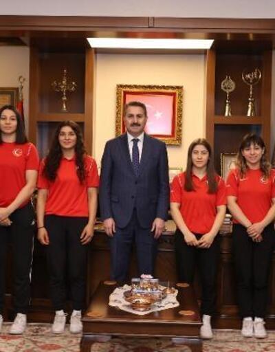 Başkan Eroğlu şampiyon güreşçileri ağırladı
