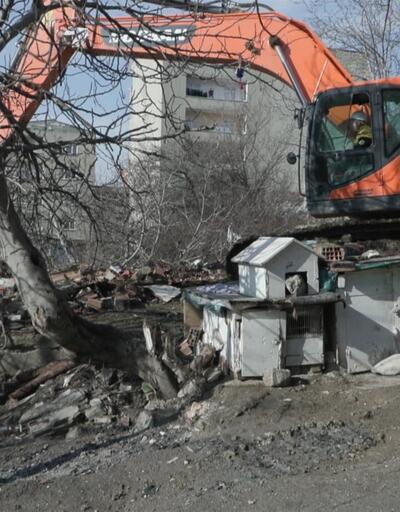 Başakşehir'deki metruk bina ekiplerce yıkıldı
