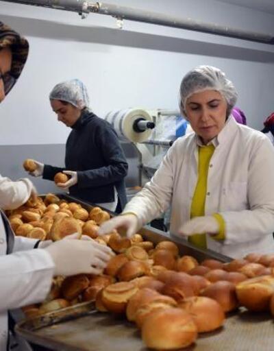 Öğretmen ve öğrenciler depremzedeler için günde 50 bin ekmek üretiyor