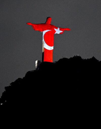 Brezilya'da Kurtarıcı İsa heykeli, depremlerde hayatını kaybedenler anısına aydınlatıldı