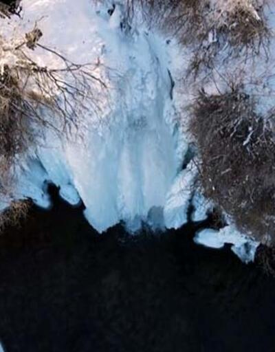 Buz tutan şelale maznarasıyla kartpostallık görüntüler oluşturdu