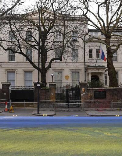 İngiltere'den Rusya'ya 'boyalı' gönderme: Büyükelçilik binası önünde ilginç eylem