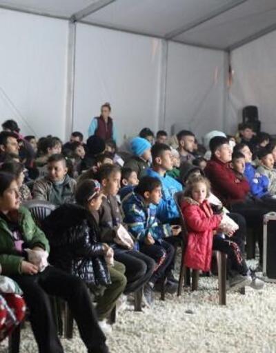 Çadırda depremzede çocuklara çizgi film gösterimi