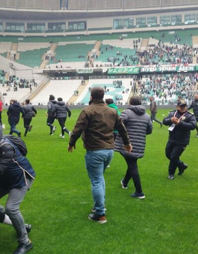 Bursaspor-Amedspor maçında futbolcular kavga etti! Tribünler sahaya yabancı madde yağdırdı