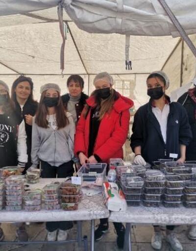 Kırşehir’de öğrenciler, depremzedeler için kermes düzenledi